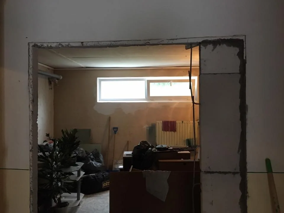 Vybúraný dverný otvor s odkrytým murivom