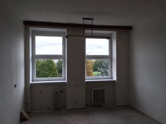 Prázdna miestnosť s dvoma novými oknami a radiátormi