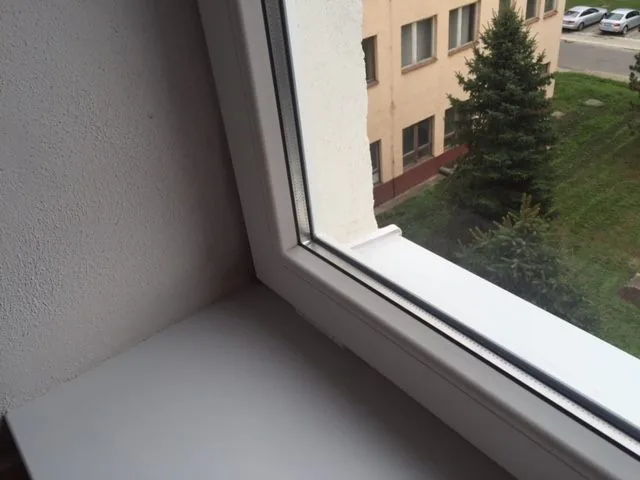 Detail ostenia a rámu osadeného okna