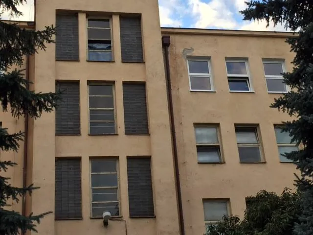 Bočná fasáda s oknami medzi sklenenými tvárnicami