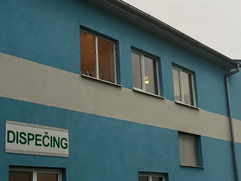 Budova s nápisom Dispečing a vymenenými oknami