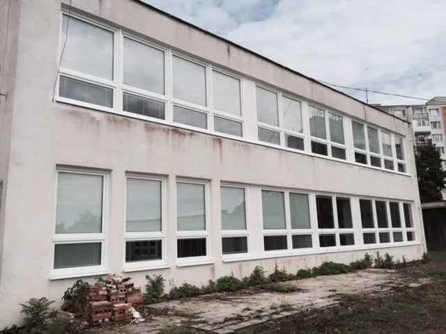 Fasáda školy s radom nových okien