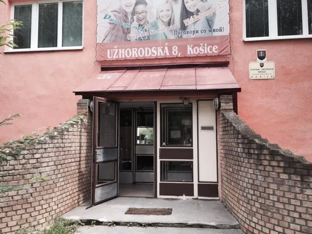 Vstup do školy s pôvodnými tmavými dverami