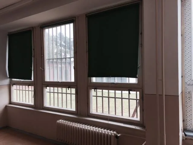 Trieda s pôvodným dreveným oknom a tabuľou