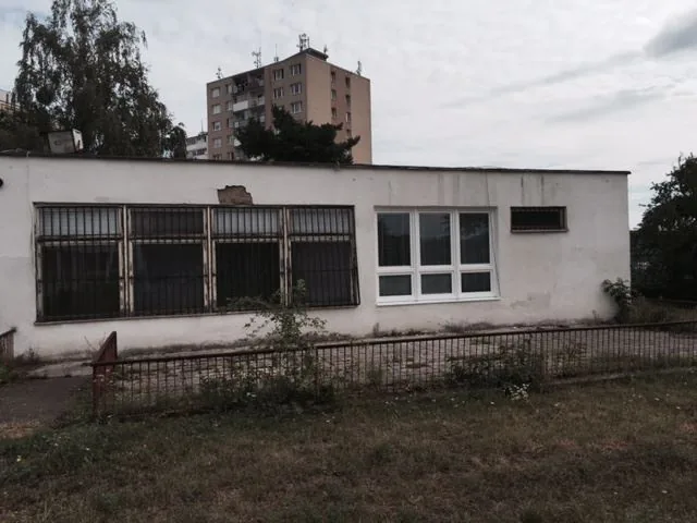 Prízemný pavilón s pôvodnými oknami a mrežami