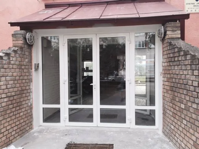Zádverie s novými presklenými dverami