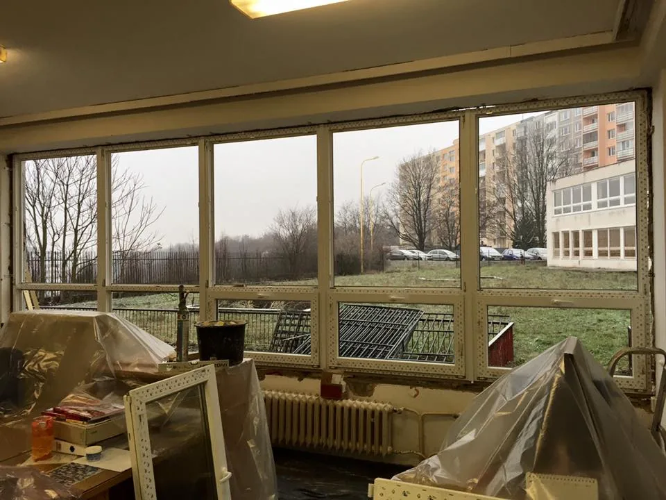 Trieda s novými oknami a zakrytým nábytkom