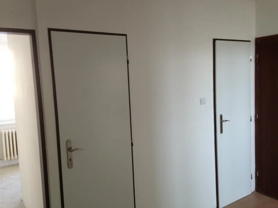 Nové biele dvere v dokončenej chodbe