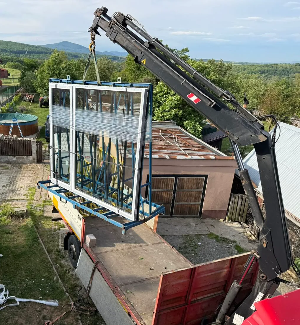 Veľká presklená zostava zavesená na hydraulickom ramene