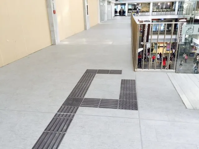 Svetlá hala železničnej stanice s novou podlahou