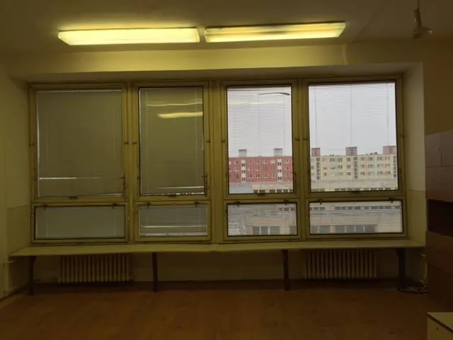 Trieda so staršími okennými zostavami a radiátormi pod nimi