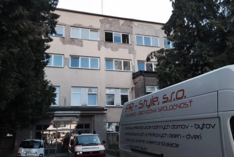 Budova polikliniky s vymenenými oknami